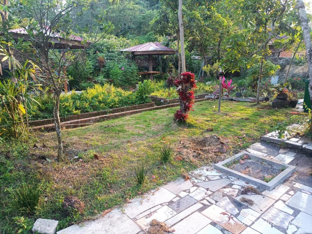 Gabelo Guest House Bukittinggi Esterno foto